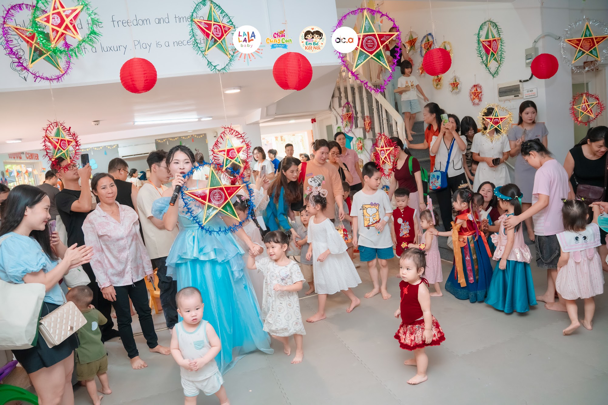 Những chiếc đèn lồng do chính tay các bé tô màu cùng nhau tỏa sáng trong khoảnh khắc rước đèn Những chiếc đèn lồng do chính tay các bé tô màu cùng nhau tỏa sáng trong khoảnh khắc rước đèn