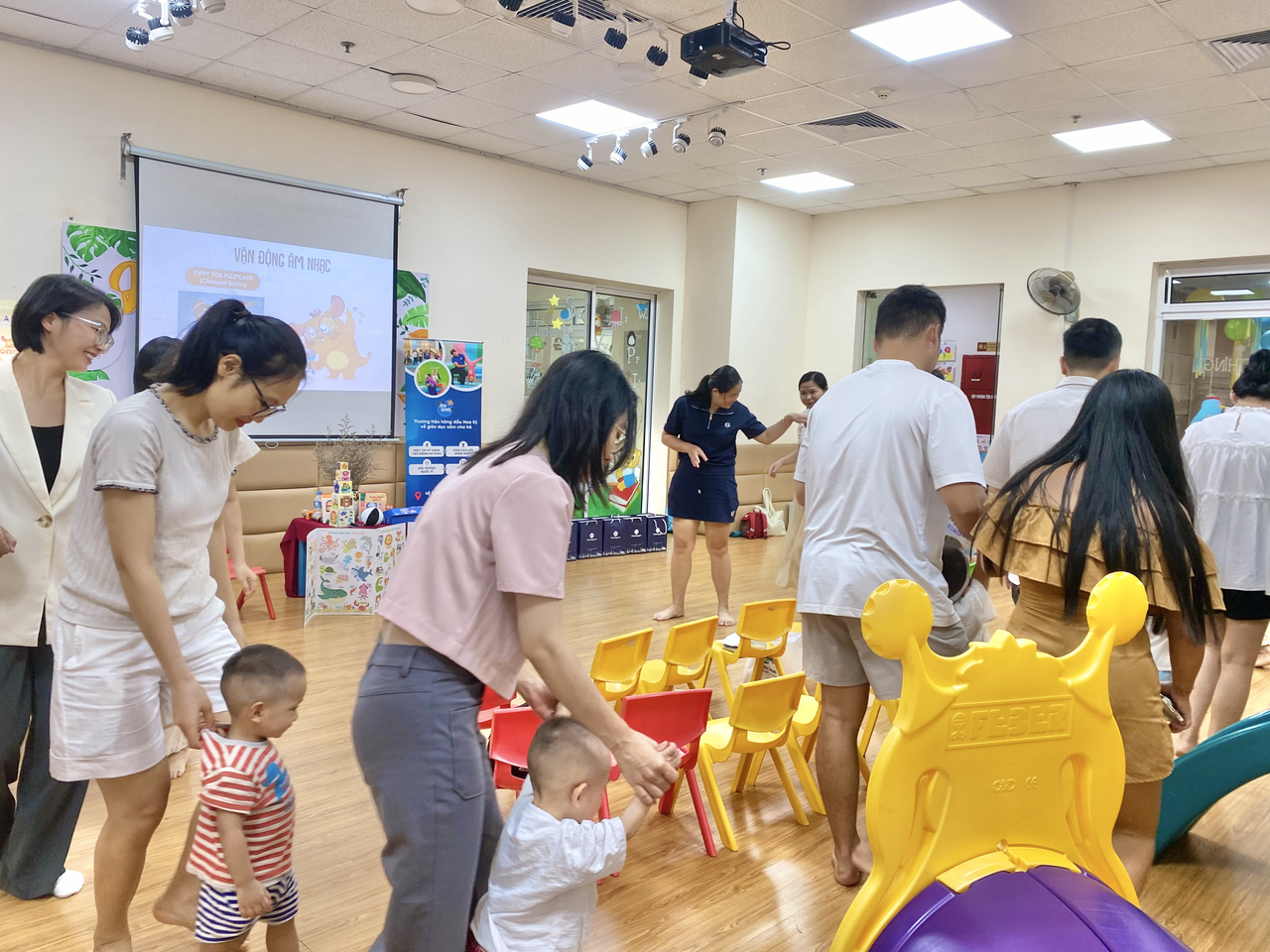 Trò chơi âm nhạc vui nhộn để ba mẹ thực hành cùng con Trò chơi âm nhạc vui nhộn để ba mẹ thực hành cùng con