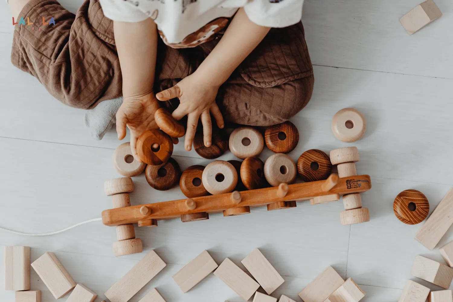 Hoạt động cho bé tập nhặt và đặt đồ vật