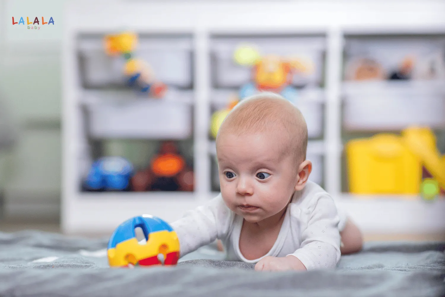 Kết hợp luyện cầm nắm khi nằm sấp 