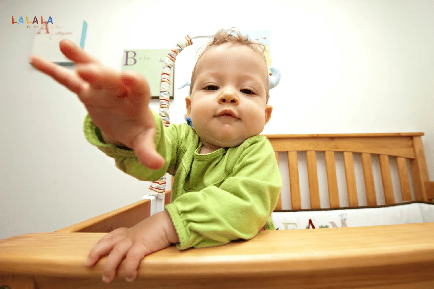 Ba mẹ nên lưu ý khi bé hiếm khi với tay về phía đồ vật 
