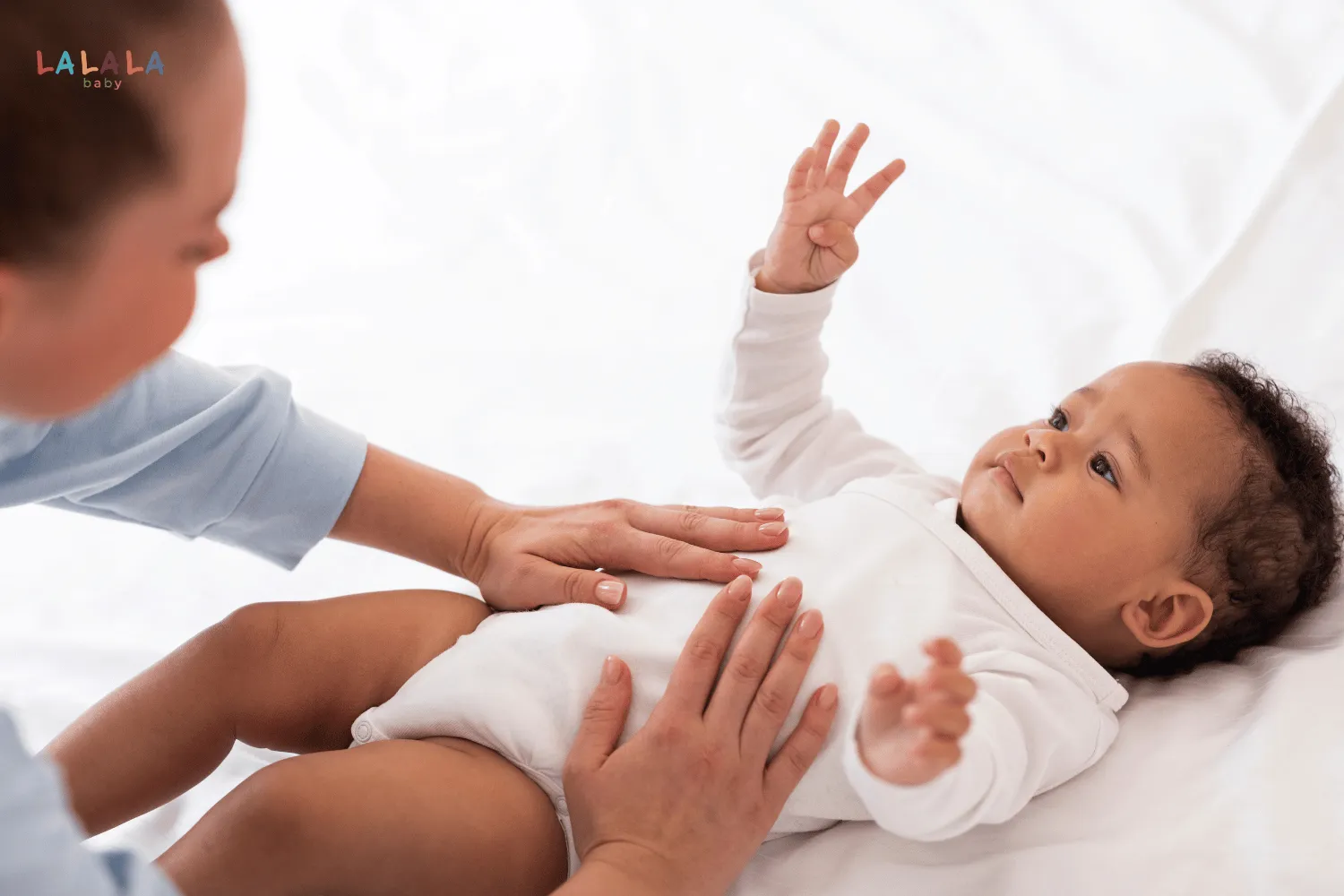 Từ 3-6 tháng, vận động tinh của bé phát triển theo hướng ngày càng chủ động và chính xác hơn