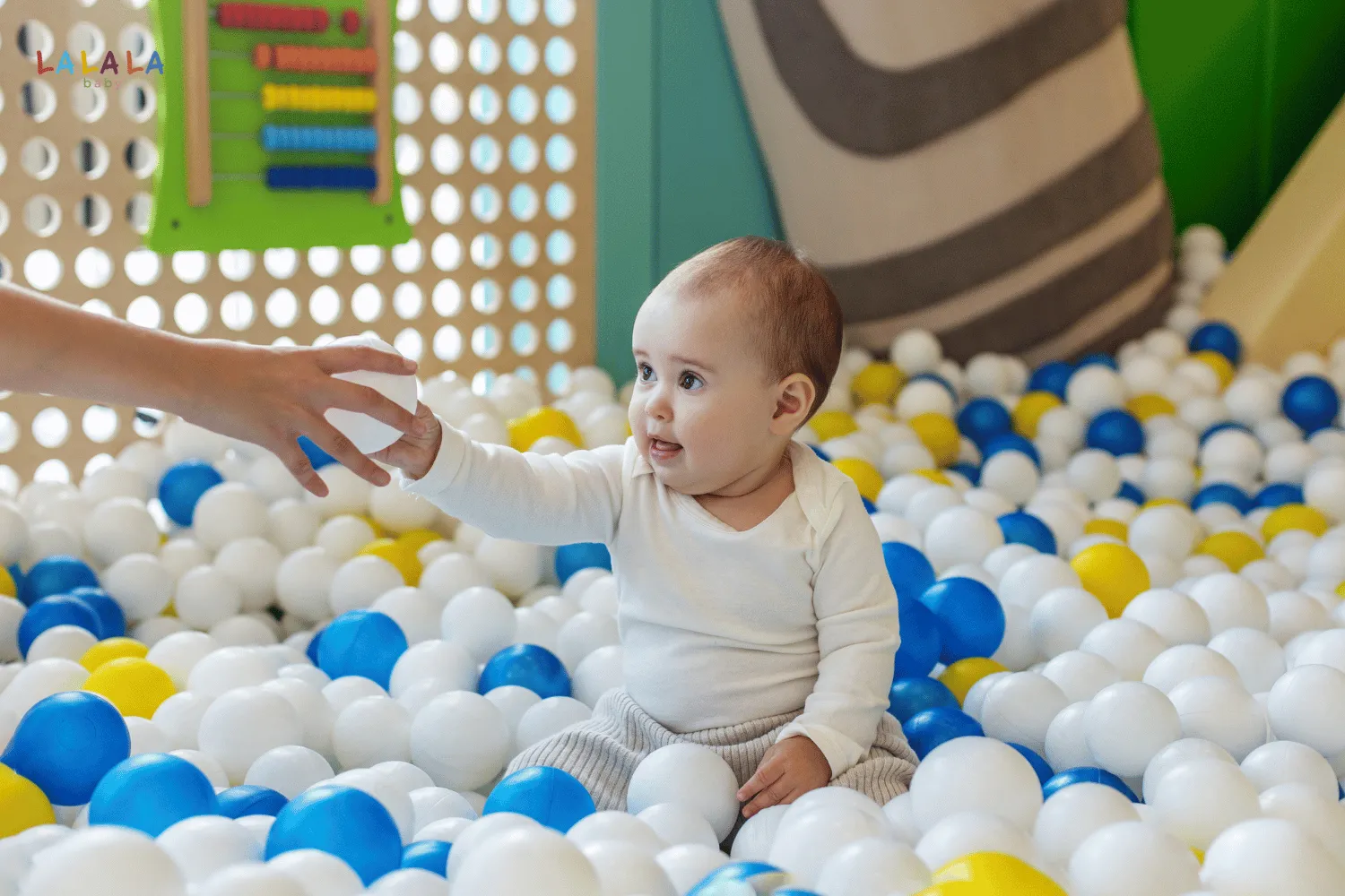 Bé 8 tháng tuổi đã thao tác với đồ vật đa dạng hơn