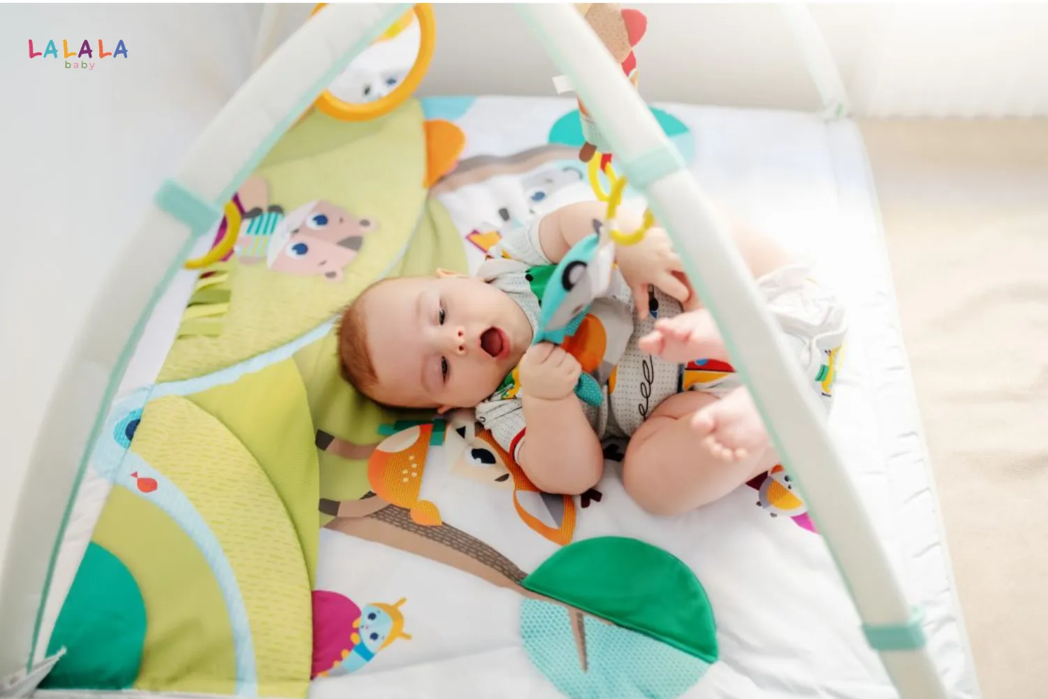 Bé có thể dùng hai tay để cầm và điều chỉnh một món đồ