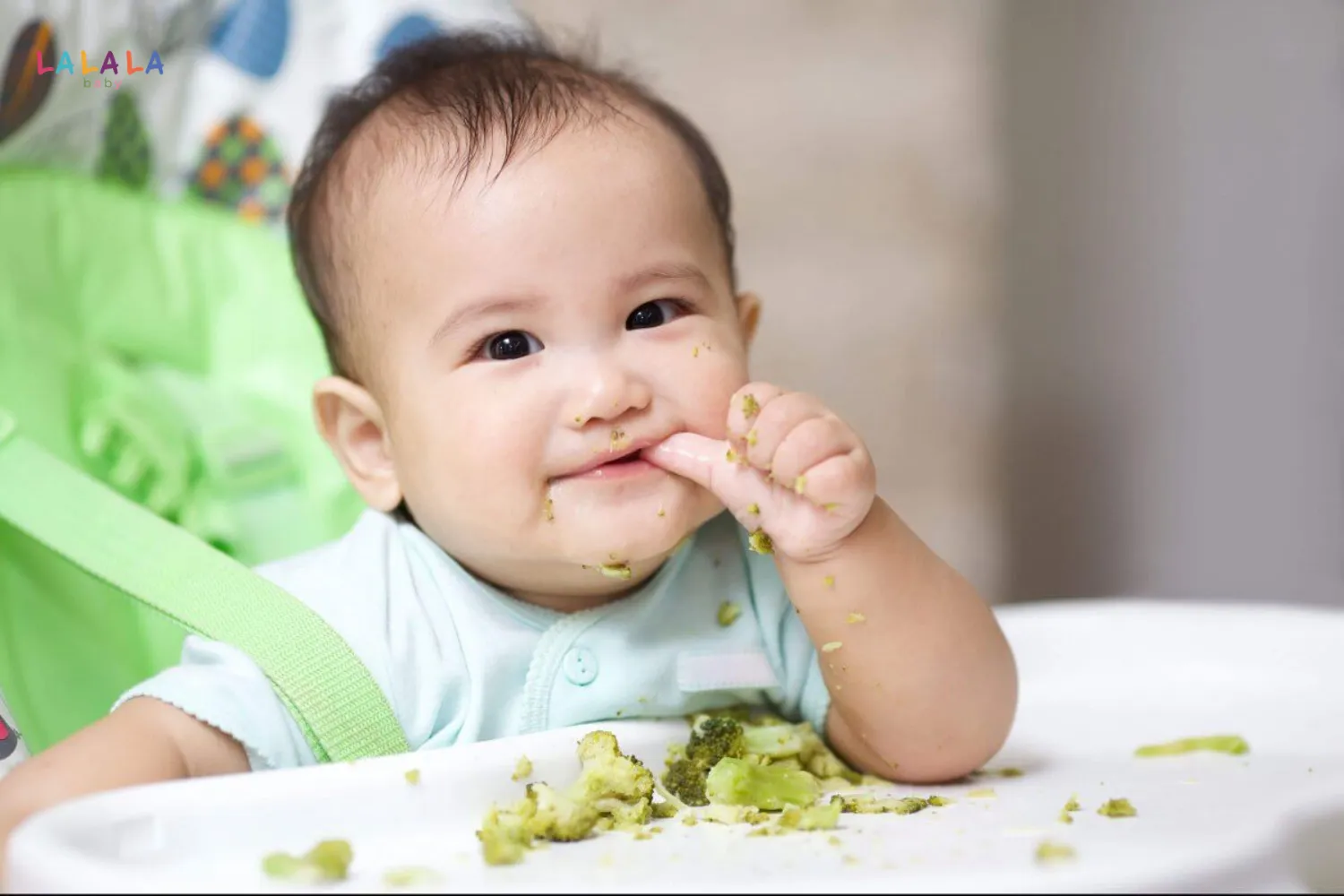 12 tháng tuổi trẻ thường đã có thể tự dùng ngón tay lấy thức ăn khá thuận lợi