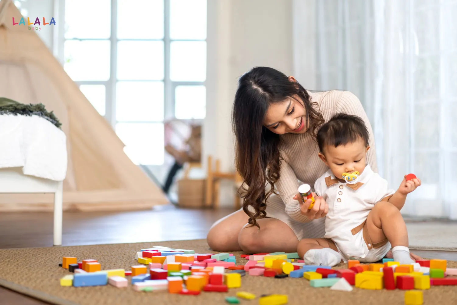 Chơi xếp hình khối với các hoạt động cầm – thả, phối hợp mắt – tay và điều chỉnh lực bàn tay.