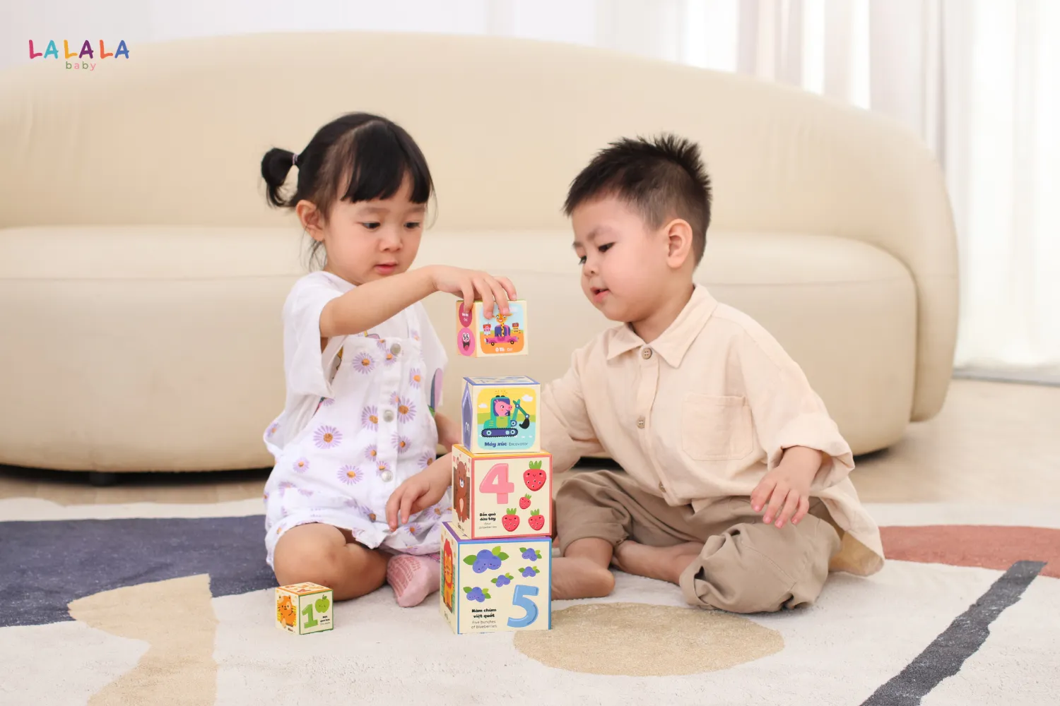 Chơi tháp xếp chồng giúp bé phát triển vận động tinh