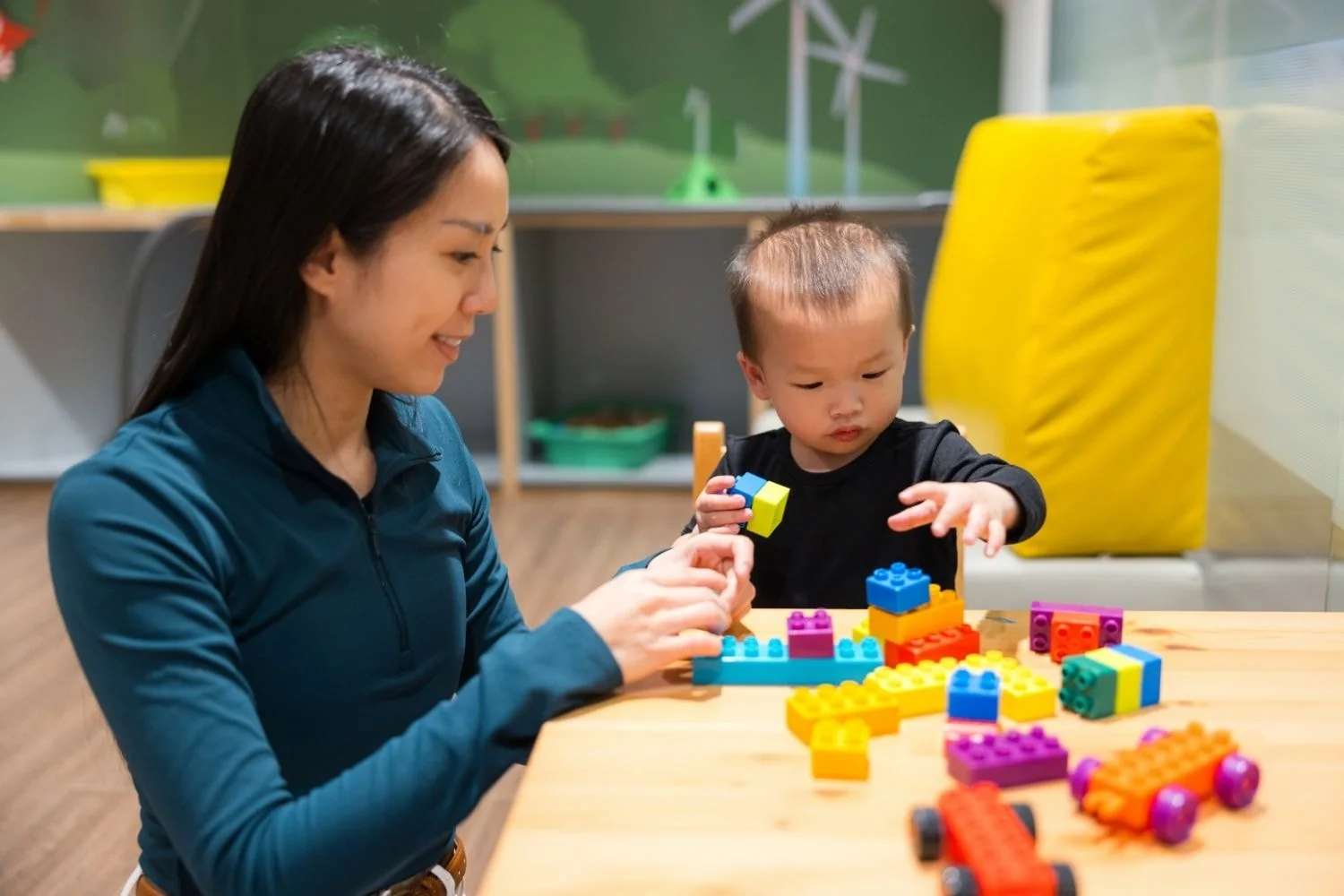 Mẹ tả việc con đang làm bằng câu ngắn khi chơi cùng con - 2 tuổi chưa biết nói có sao không
