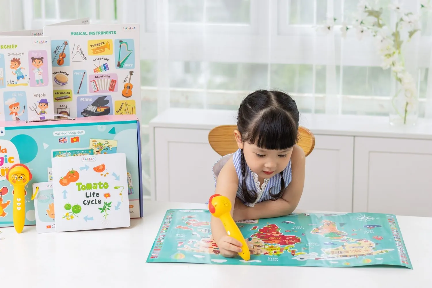 Bé chấm bút Lala Magic Pen để nghe tên gọi và tiếng kêu - 2 tuổi chưa biết nói có sao không