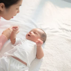 9 cách nói chuyện với trẻ sơ sinh giúp bé phát triển cảm xúc và trí tuệ