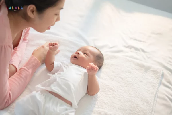 9 cách nói chuyện với trẻ sơ sinh giúp bé phát triển cảm xúc và trí tuệ