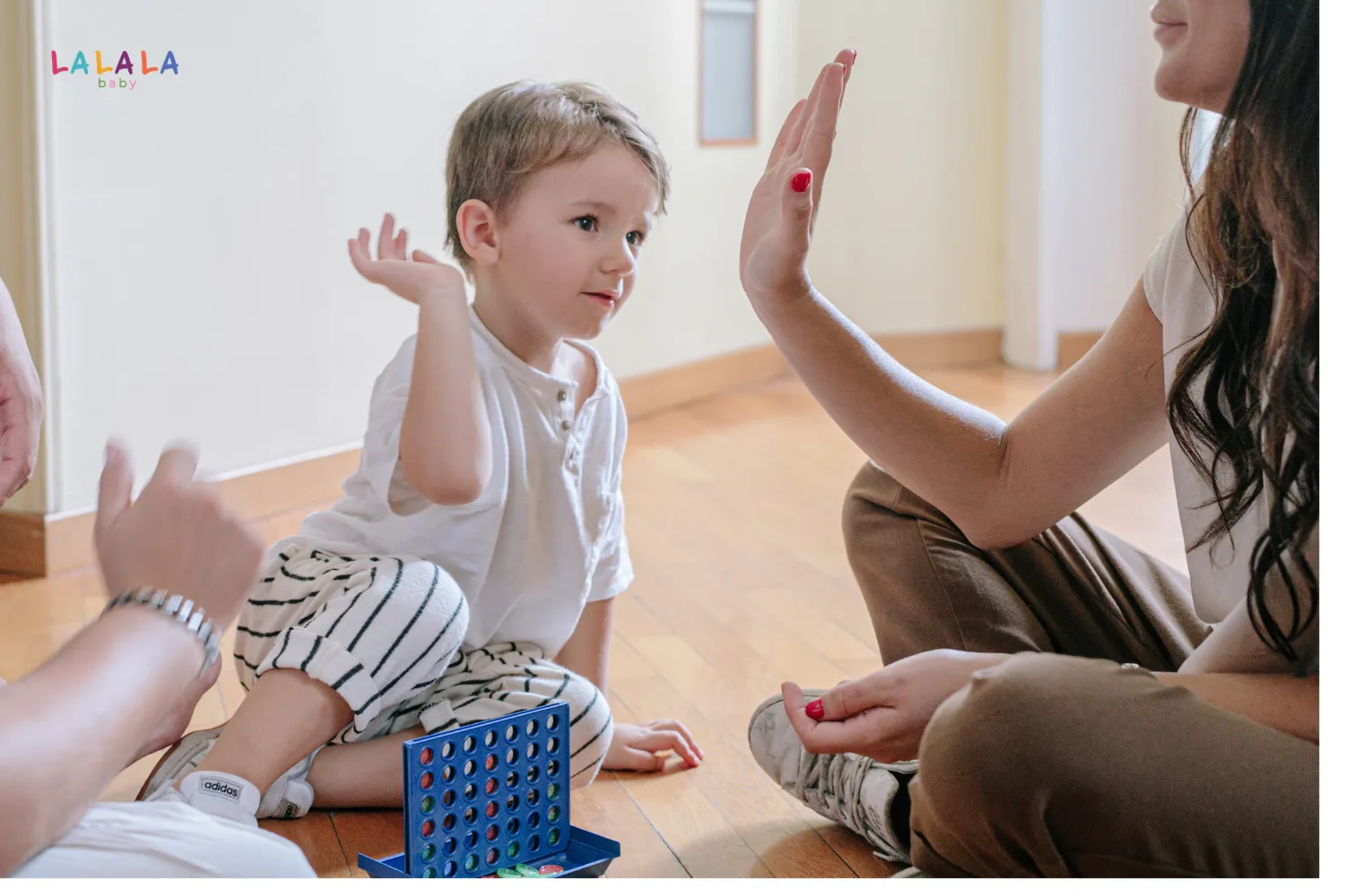 Khi bé lớn hơn ba mẹ có thể chơi các trò chơi khó hơn để giúp bé phát triển tư duy