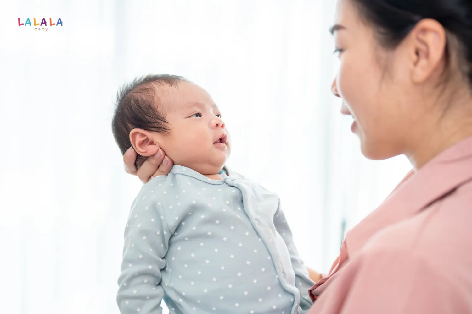 Ba mẹ có thể tận dụng các hoạt động hàng ngày để trò chuyện với bé