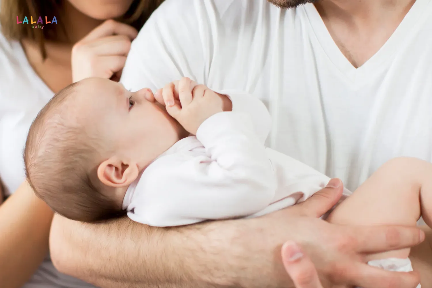Khi nói chuyện với trẻ ba mẹ nên có khoảng nghỉ để bé có cơ hội phản ứng