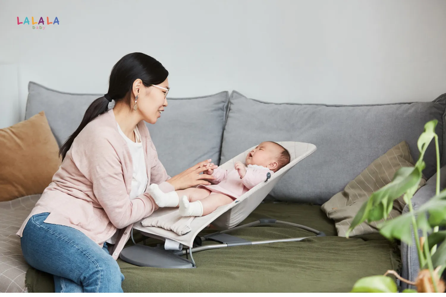Ngồi đối diện và ngang với tầm nhìn của bé để bé quan sát được khẩu hình miệng