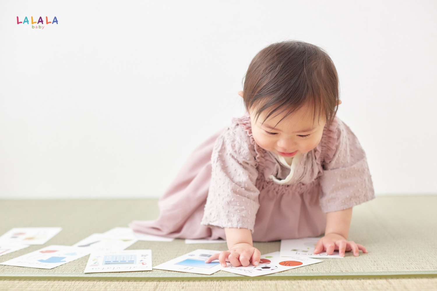 Chơi các trò chơi dùng flashcard chứa các hành động quen thuộc để hỏi bé