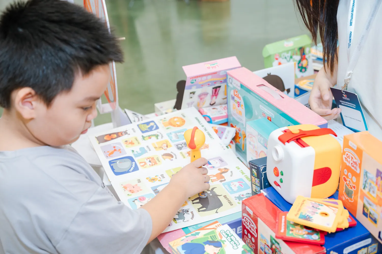 Các bạn nhỏ khám phá đồ chơi giáo dục và trải nghiệm niềm vui học qua chơi cùng Lalala Baby