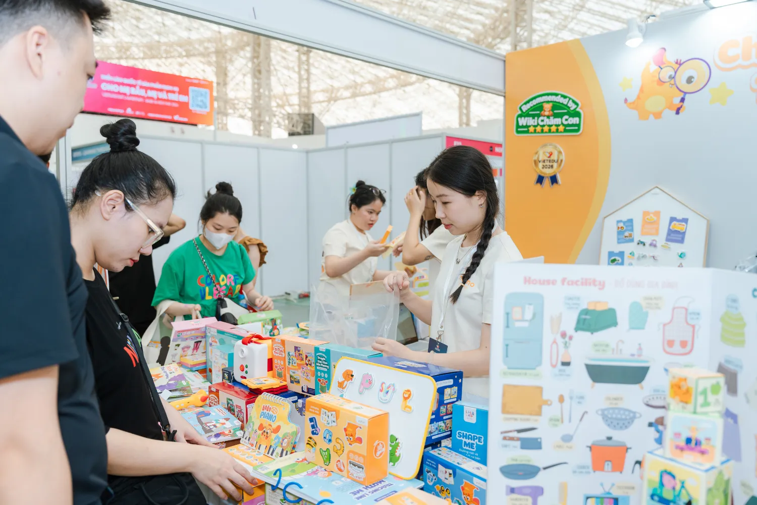 Những phần quà từ Lalala Baby góp thêm niềm vui cho các gia đình ghé thăm sự kiện