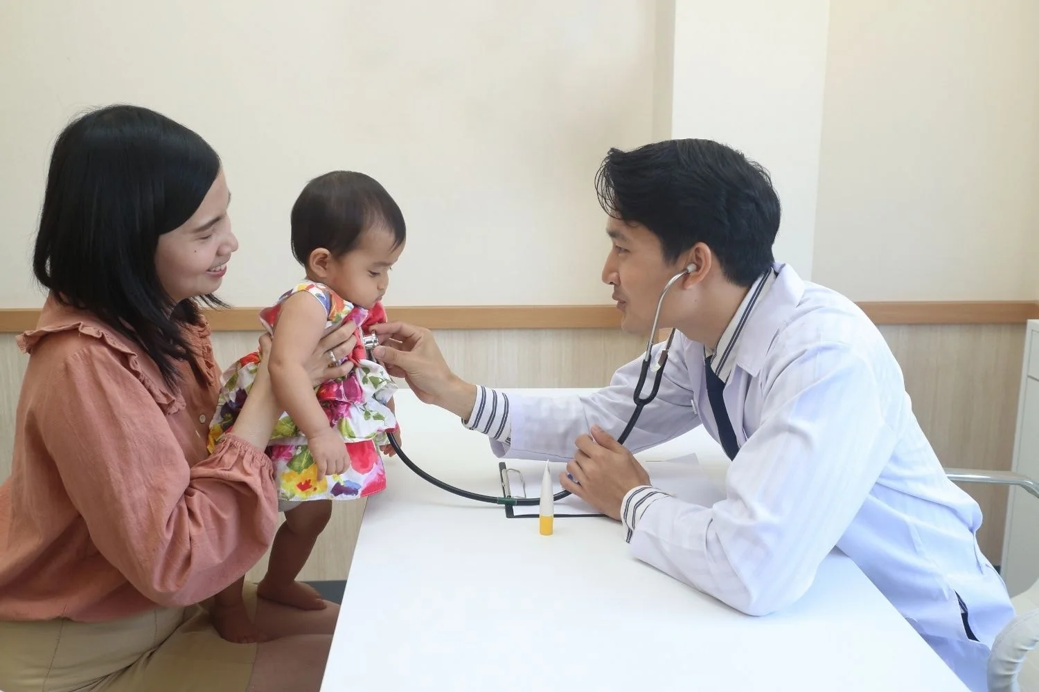 Ba mẹ có thể bắt đầu bằng việc đưa con đến khám bác sĩ nhi - trẻ 2 tuổi chưa biết nói có sao không