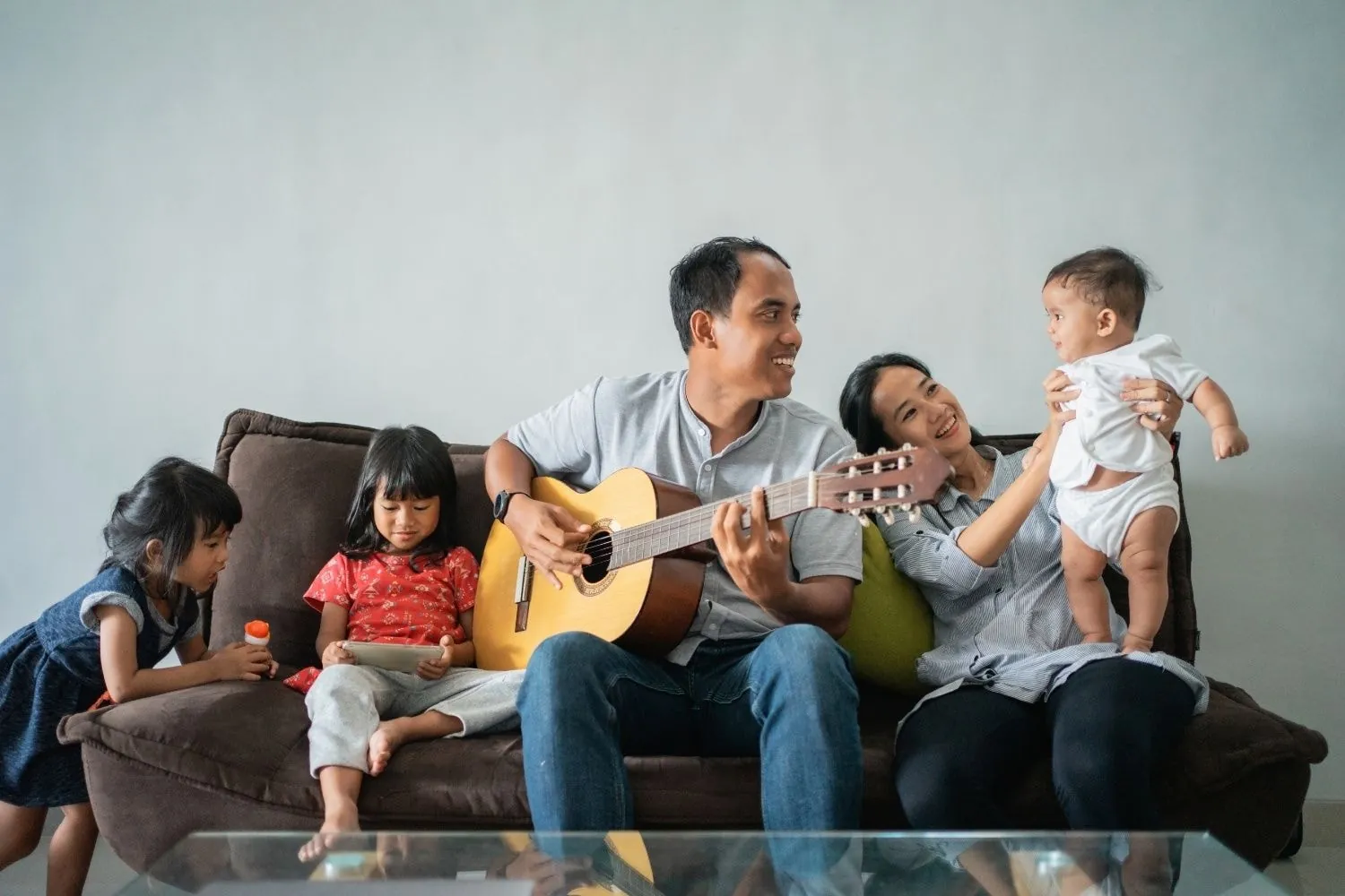 Bài hát có nhịp lặp lại giúp bé nhớ từ dễ hơn - 2 tuổi chưa biết nói có sao không