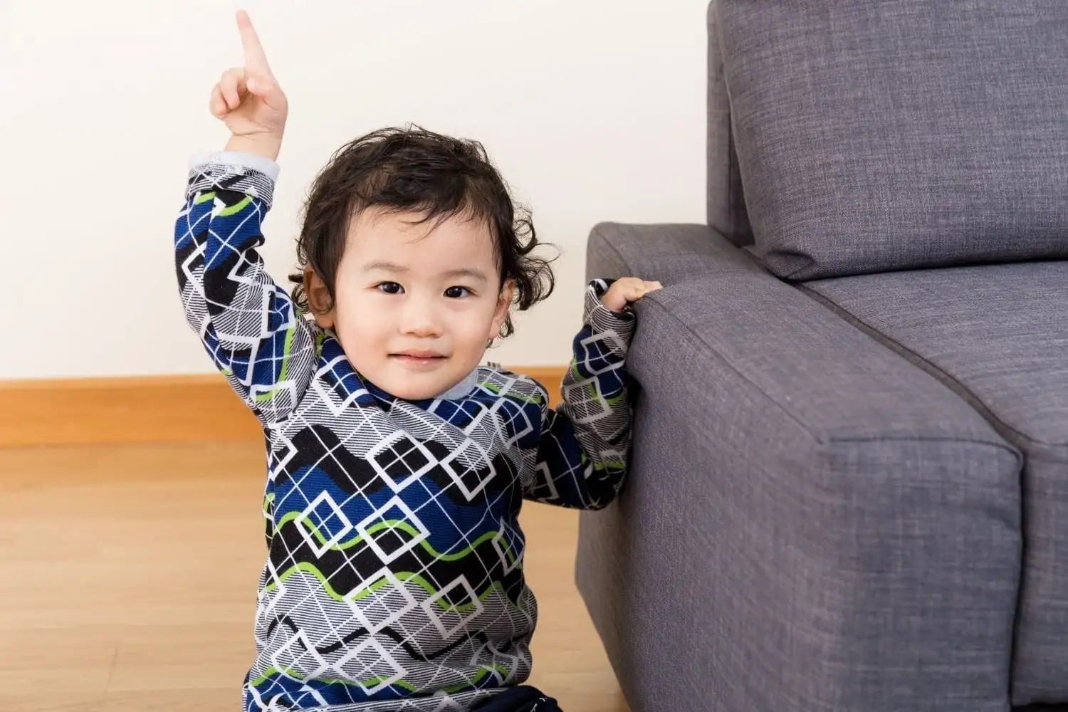 Chỉ tay để đòi và để khoe là cách bé "nói" trước khi biết nói - trẻ 2 tuổi chưa biết nói có sao không