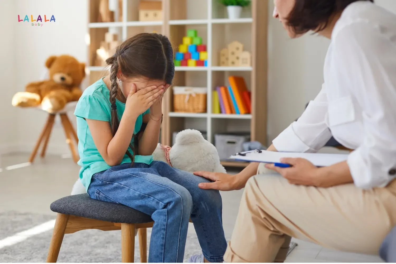 Ba mẹ có thể bắt đầu với bác sĩ nhi, sau đó được giới thiệu đến các chuyên khoa phù - trẻ 3 tuổi chưa biết nói có sao không