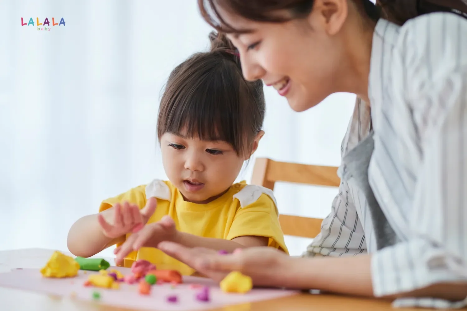 Cách ba mẹ nhắc lại từ con vừa nói và thêm vào một từ, tạo mẫu câu chỉ dài hơn câu của con một chút - 3 tuổi biết nói chưa